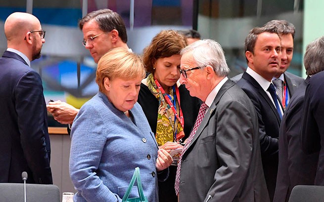 Юнкер: позиция Меркель по греческому кризису была ее самой большой неудачей