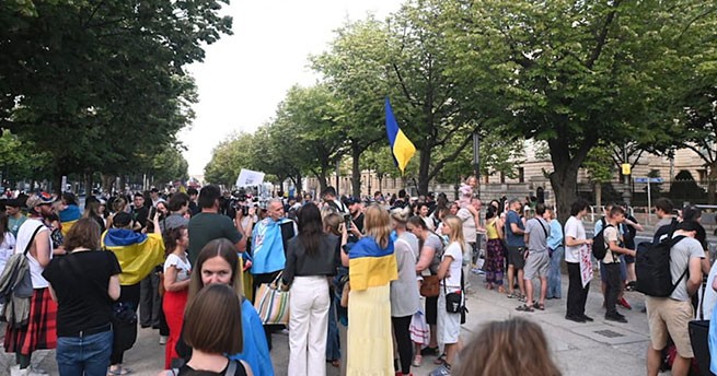 На митинге у посольства РФ в Берлине против удара по «Охматдету» запретили говорить по-украински