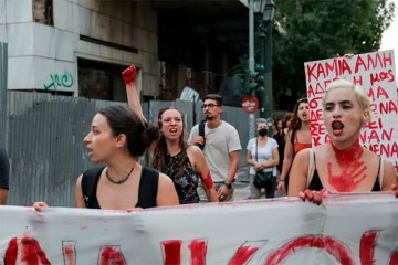Афины: женщин, протестующих против растущего числа жертв фемицида, избили... полицейские