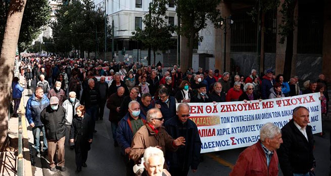 Пенсионеры собрались в центре Афин, требуя повышения пенсий