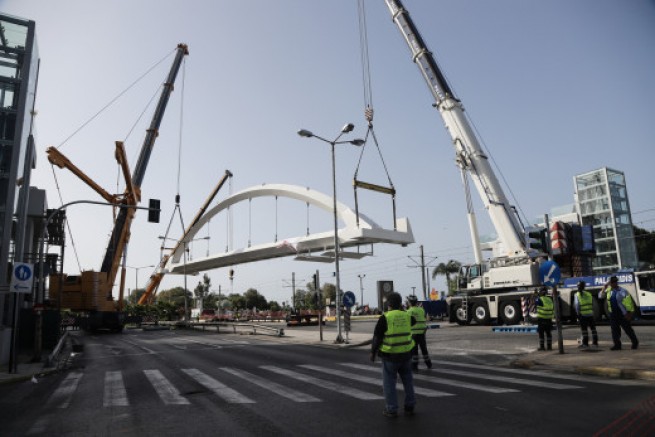 Сегодня установят пешеходный мост в Фалиро