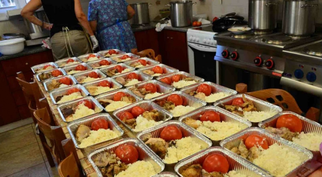 Акция милосердия: более 400 тысяч порций Пасхальных обедов для неимущих