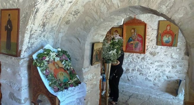 Женщины молятся у иконы Девы Марии, поедая фитиль от лампады, чтобы зачать ребенка