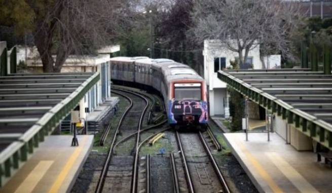 На станции метро Агиос-Николаос пассажир упал на рельсы. Движение поездов остановлено