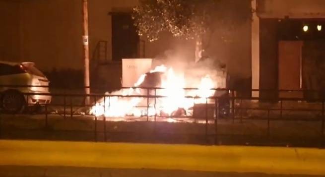 Пожар в Каллифее: неизвестные подожгли 14 мусорных контейнеров