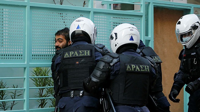 8 анархистов Рубикона арестованы за нападение на здание Аттики Одос