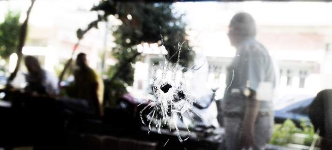 Греция: «шальная» пуля попала в посетительницу кафе