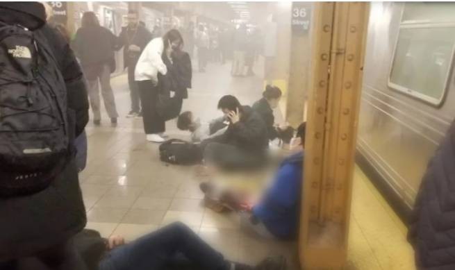 Кровавый инцидент в метро Нью-Йорка (новость дополнена)
