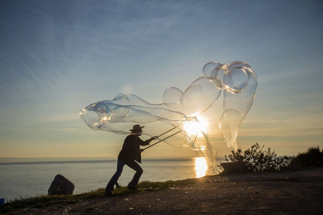 Волшебные миры мыльных пузырей, созданные греческими художниками