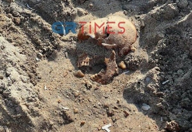 Ребенок, играя на пляже, нашел в песочке... человеческие останки