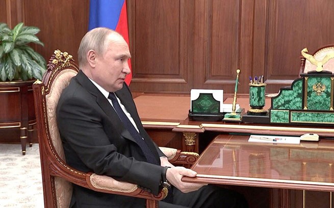 Президент России Владимир Путин на встрече с министром обороны Сергеем Шойгу