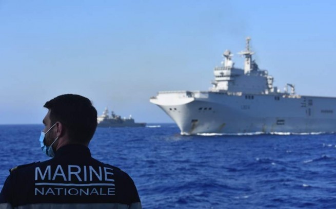 Французский вертолетоносец Tonnerre сопровождается греческими и французскими военными кораблями во время морских учений в Восточном Средиземноморье.