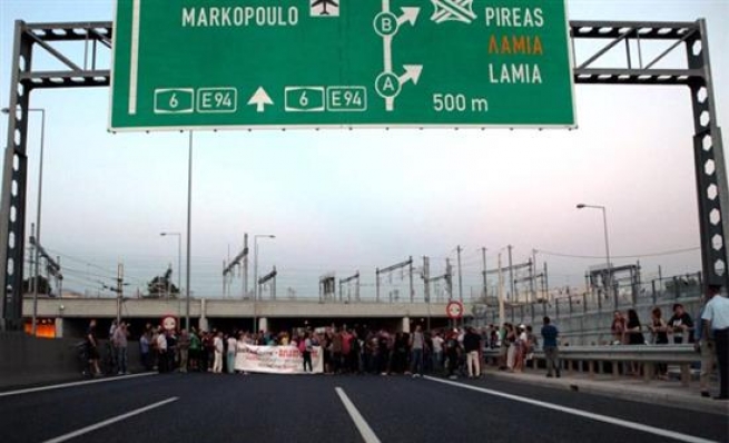 Мениди: жители перекрыли Аттики Одос в знак протеста