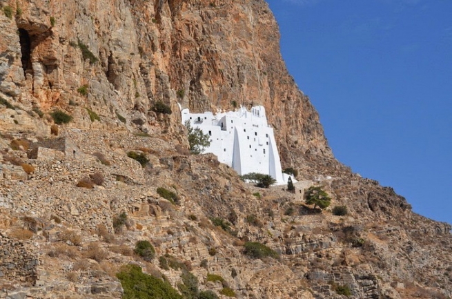 Достопримечательность Греции - скальный православный монастырь Панагии Хозовиотиссы