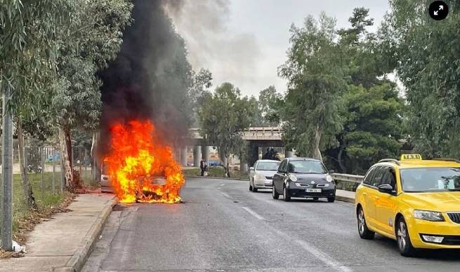 На проспекте Сингру загорелся автомобиль (видео)