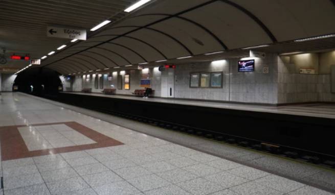 Мужчина упал на рельсы станции метро Дафни