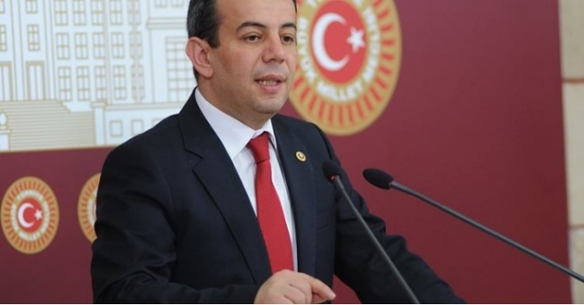 Турецкий депутат угрожает поднять турецкий флаг на греческих островах!