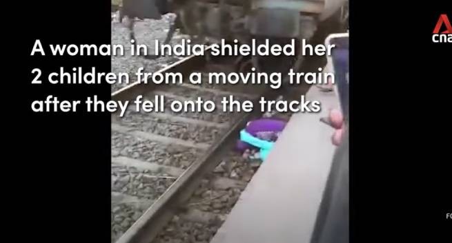 Жуткие кадры из Индии: женщину с детьми столкнули под поезд (видео)