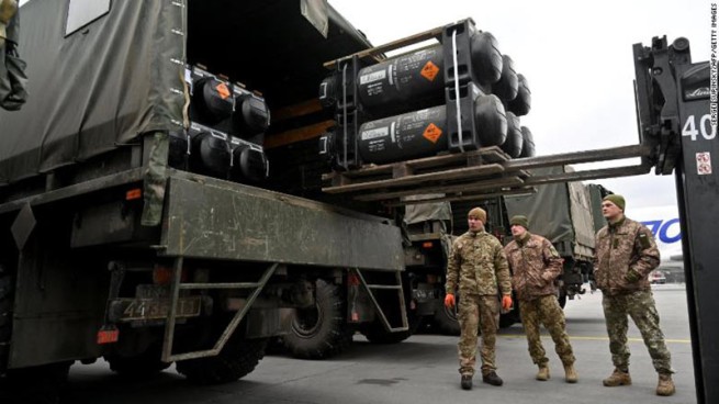 Украинские военные загружают грузовик противотанковыми ракетами Javelin.