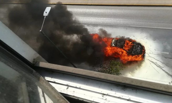 На проспекте Сингру сгорел дотла автомобиль