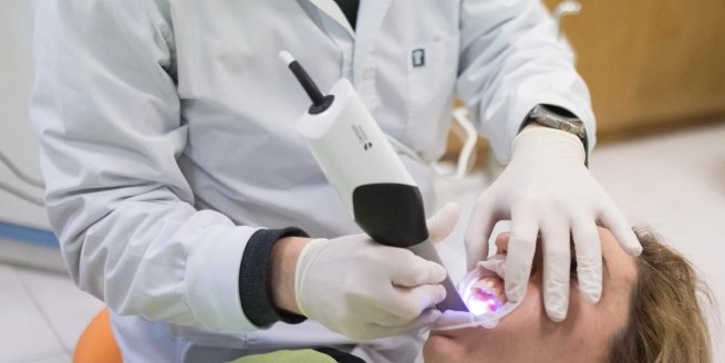 Греция: робот-стоматолог сканирует ротовую полость и изготавливает фарфоровые зубы