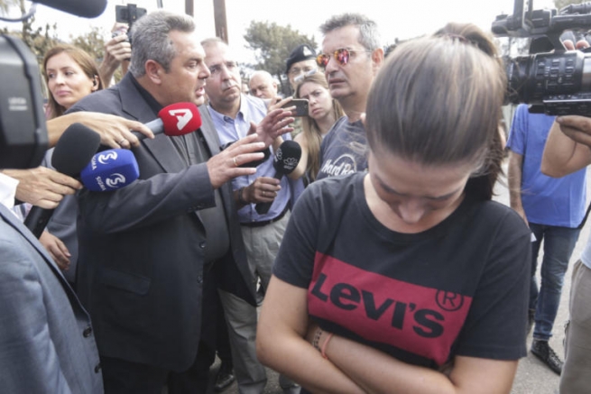 Жители в гневе, обвиняют министра обороны Греции и мэра Марафонас