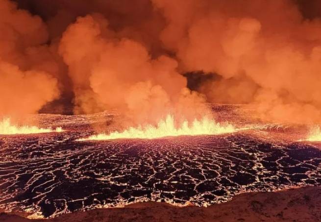 Масштабное извержение вулкана в Исландии, 4000 человек эвакуированы (видео)