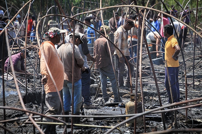 Манолада: сгорел лагерь работников-мигрантов