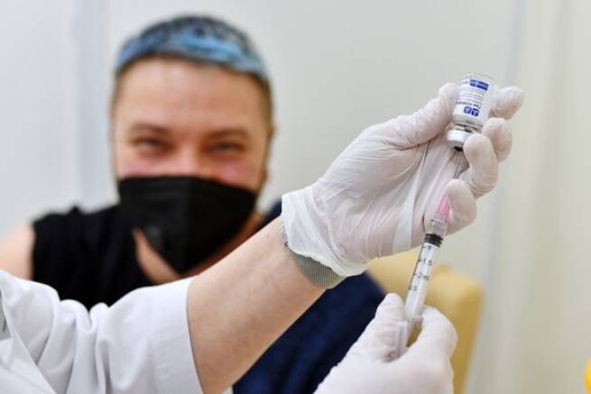 Семья из Германии прилетела в Россию для вакцинации