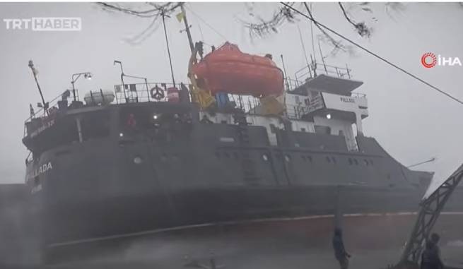 В Черном море из-за шторма одно судно пропало, другое раскололось пополам (видео)