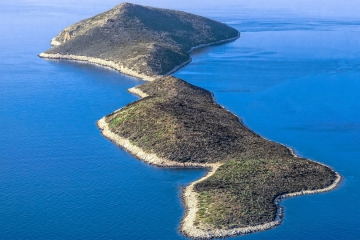 На фото: греческий остров Макри