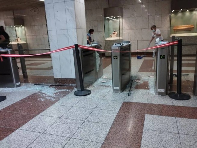 Вандалы разгромили станции метро Синтагма и Панепистимио