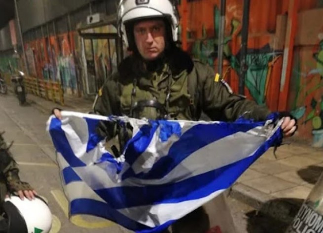 «Для нас это не просто кусок ткани ...» Полицейский спас греческий флаг от рук анархистов