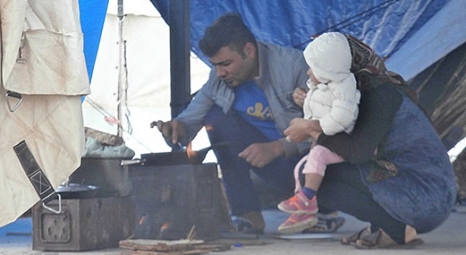Малакаса: Беженцы угрожают сжечь свои палатки, чтобы согреться