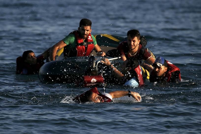 Лодка с мигрантами затонула у берегов Греции, погибло не менее 8 человек