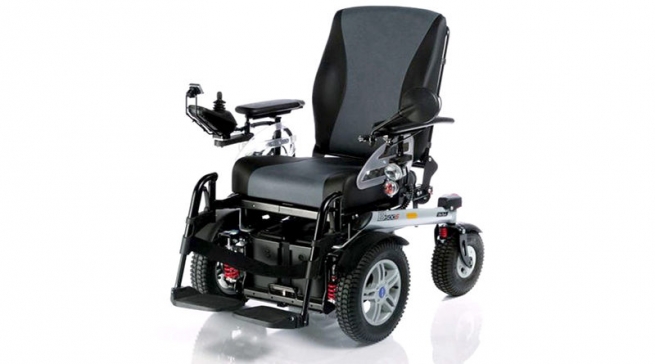 В Салониках инвалидам раздали коляски