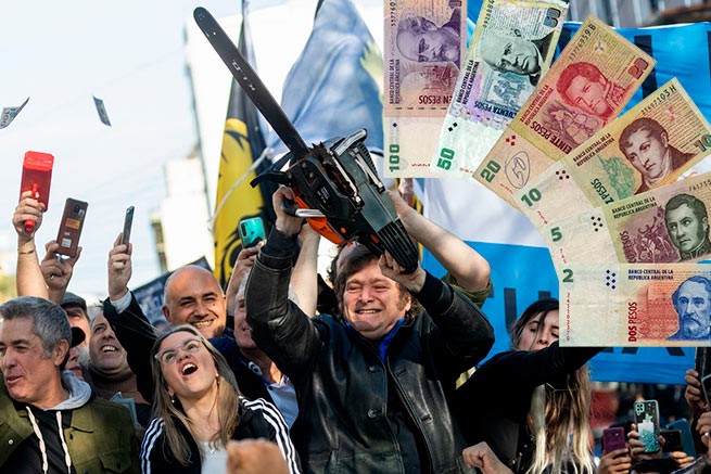 «Милей взял пилу и начал резать»: он за пару дней девальвировал валюту Аргентины на 54%
