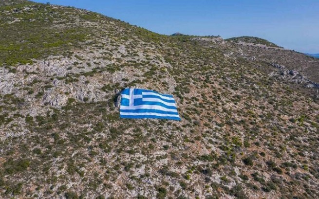На горе Иммитос развернули огромный флаг Греции