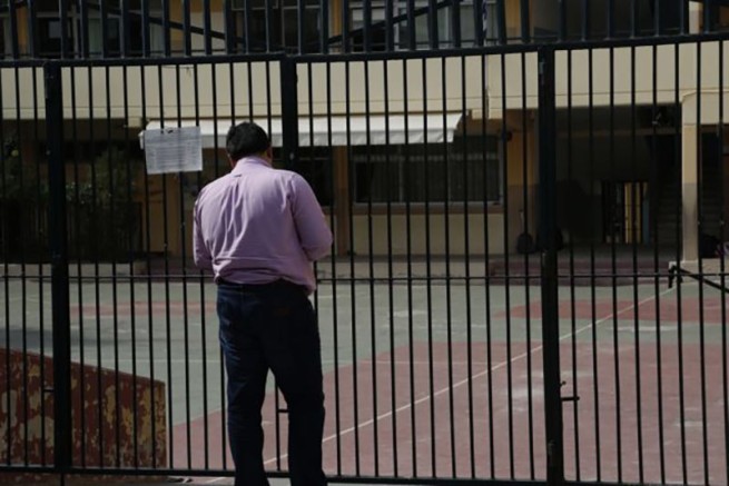 В Греции закрываются сотни школ
