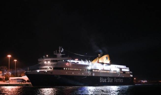 Эвакуация пассажиров в порту Пирей