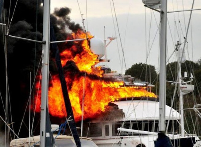 Пожар на яхте: двое в больнице