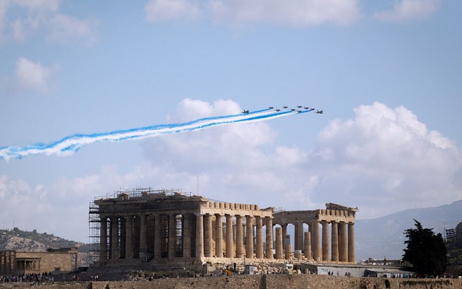 Впечатляющие кадры полета французских истребителей над Акрополем
