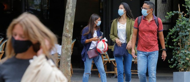 Специалисты по инфекционным заболеваниям рекомендуют везде носить маску