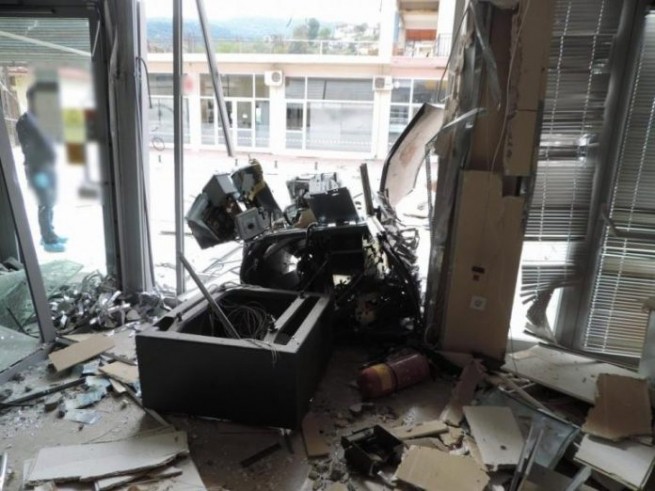Грабители взорвали банкомат в Пеании