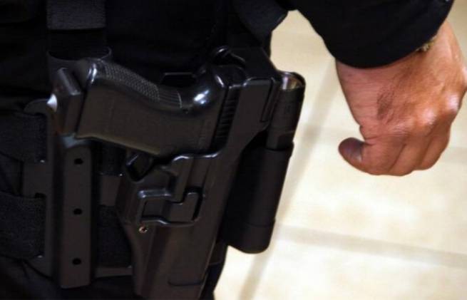 Крит: полицейский выстрелил в молодого человека, ударившего его ножом