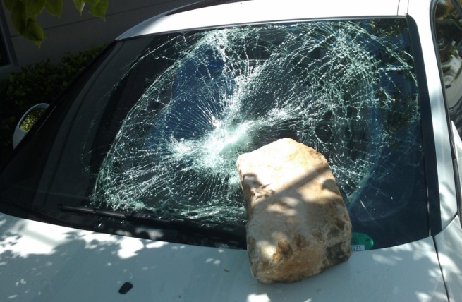 Несовершеннолетние бросали камни в машины: чудом не пострадали полицейский и его дочь