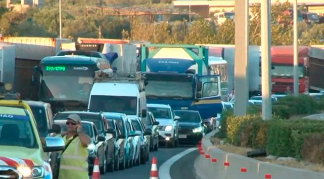 Тысячи водителей и пассажиров застряли на 9 часов в пробке на трассе Афины-Коринф