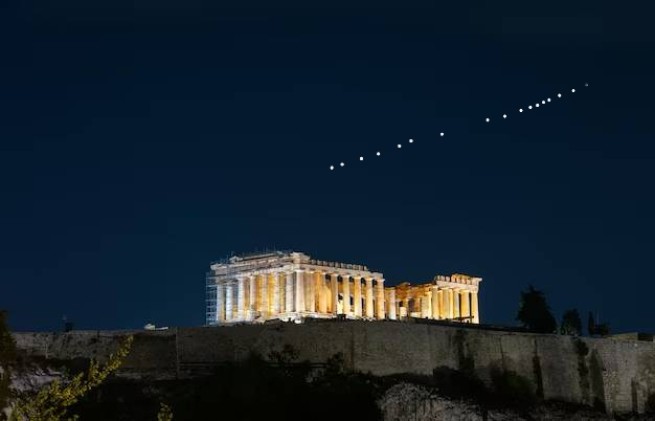Спутники Starlink Илона Маска стали видны в небе над Аттикой