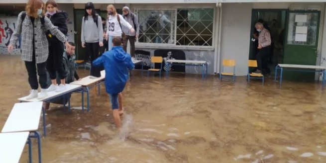 Школы в Аттике и других регионах закрылись 15 октября после эвакуации учащихся (видео)