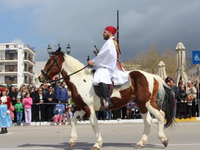 Впечатляющий конный парад на годовщину революции